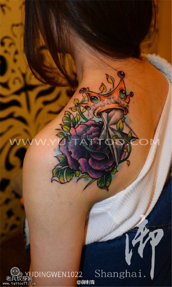 肩部彩色牡丹皇冠五角星纹身图案