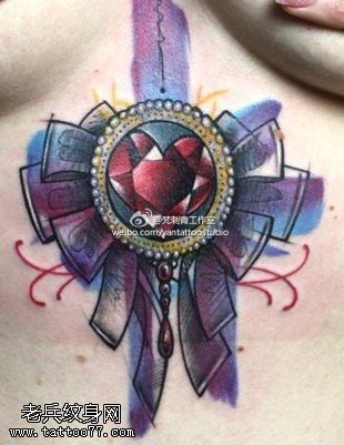 胸口彩色钻石蝴蝶结纹身图案
