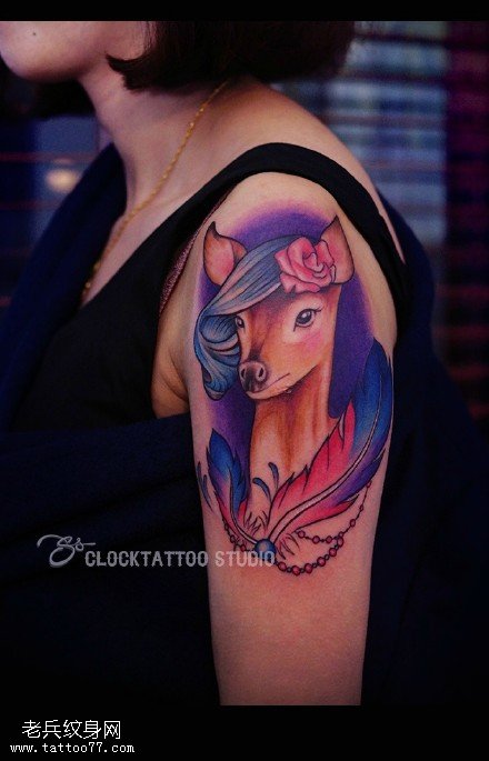 手臂彩色鹿羽毛纹身图案