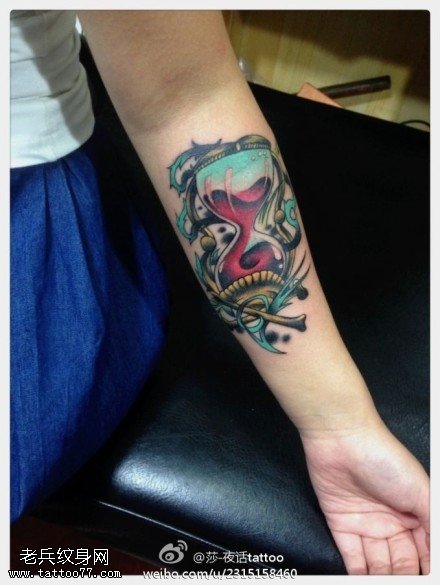 手臂个性彩色沙漏纹身图案