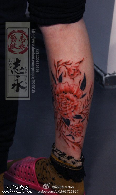 腿部赤红色单色玫瑰纹身图案