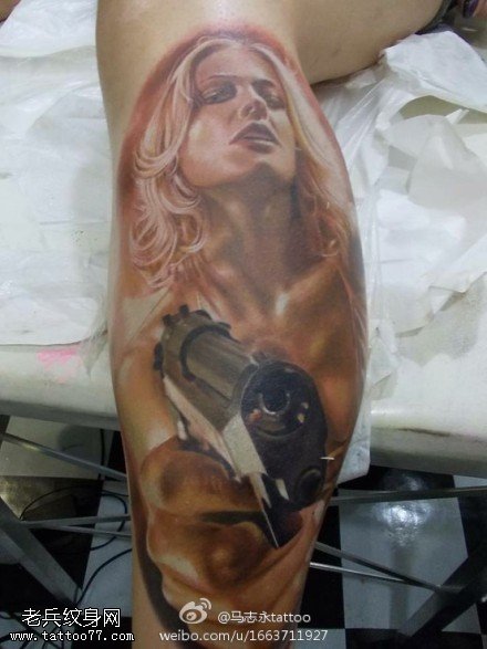 腿部持枪美女欧美风纹身图案