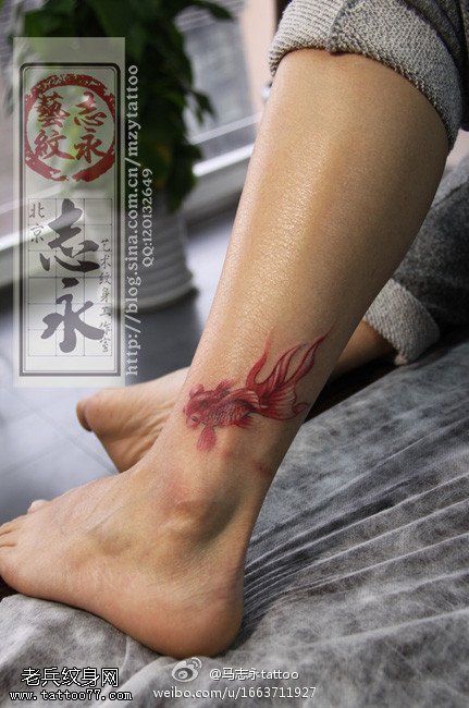 腿部红赤色小金鱼纹身图案