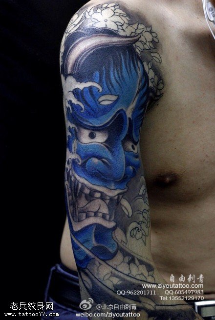 宝蓝色美丽樱花散落纹身图案