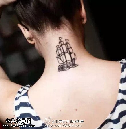 美女颈部清新优雅帆船纹身图案