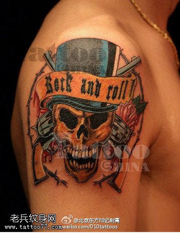 型男肩部骷髅头纹身图案
