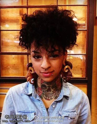 炙热血红玫瑰骷髅纹身图案