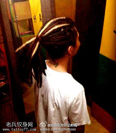 肩部简单数字点刺纹身图案