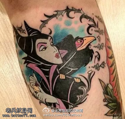 推荐一款超酷的女人和乌鸦纹身图案