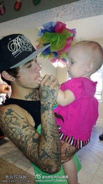 帅男唯美的欧美风纹身图案