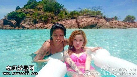 享受海水滋润的美女纹身图案