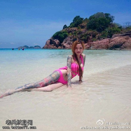 沙滩上的性感纹身美女纹身图案