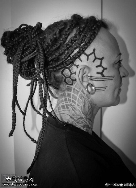 时尚霸气的点刺于穿刺纹身图案