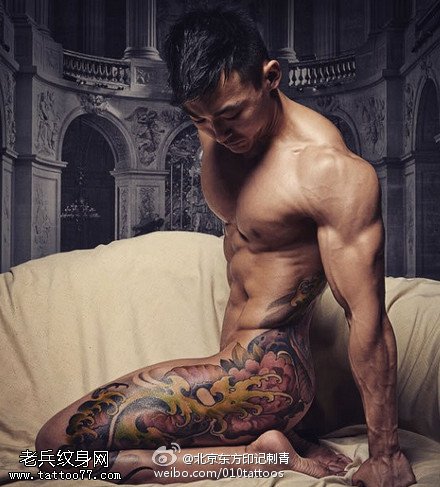 肌肉男经典龙图腾纹身图案