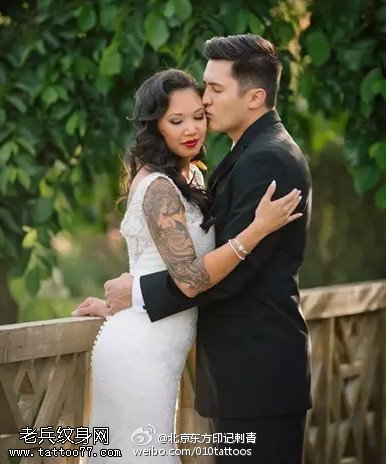 欧美风相吻的恋人纹身图案
