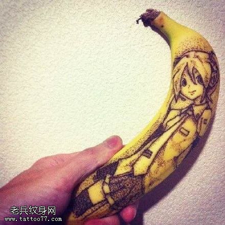香蕉上的小男孩纹身图案