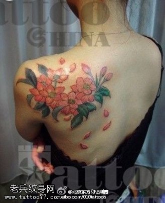 彩绘漂亮的樱花纹身图案