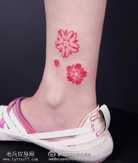 清新的樱花纹身图案