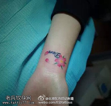 清新的英文樱花纹身图案