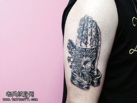 经典祈祷的手纹身图案