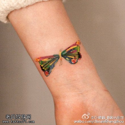 彩绘精致的蝴蝶纹身图案