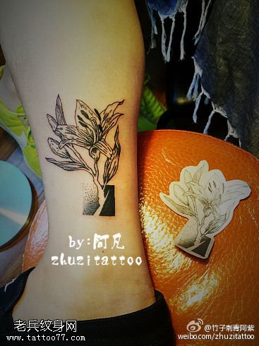 简单清爽的百合花纹身图案