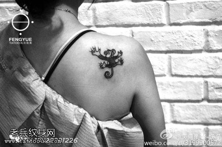 肩膀上的小猴子纹身图案
