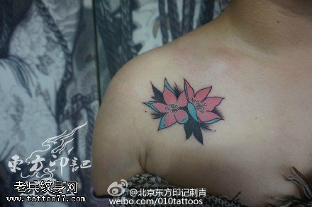 肩膀上的小樱花纹身图案