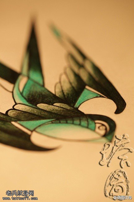 彩色个性燕子纹身图