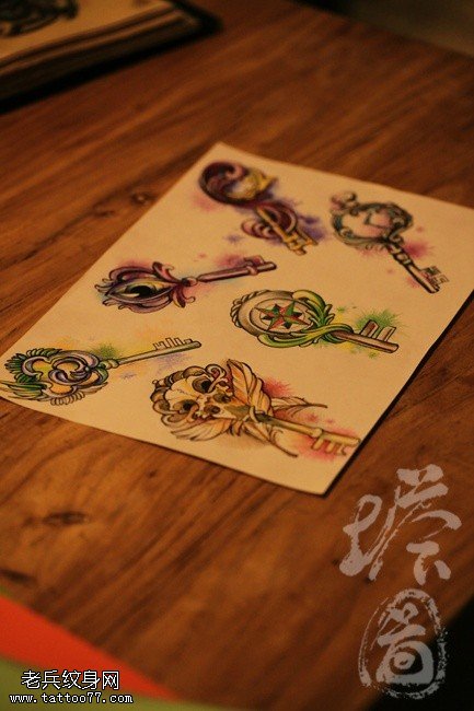 个性彩色钥匙纹身手稿图案