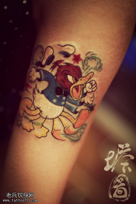 手臂彩色黄小鸭纹身图案