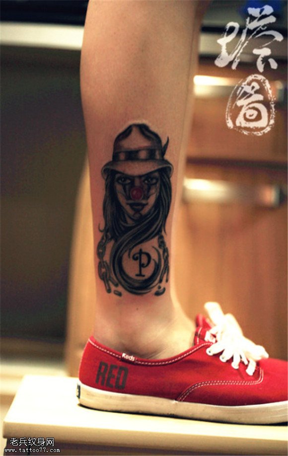 腿部小丑纹身图案