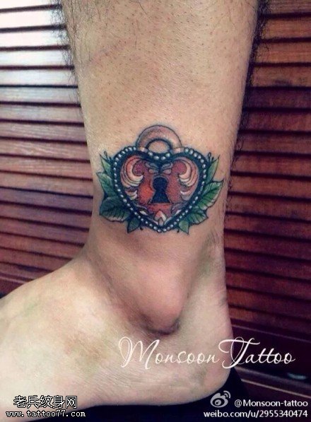 腿部彩色锁纹身图案