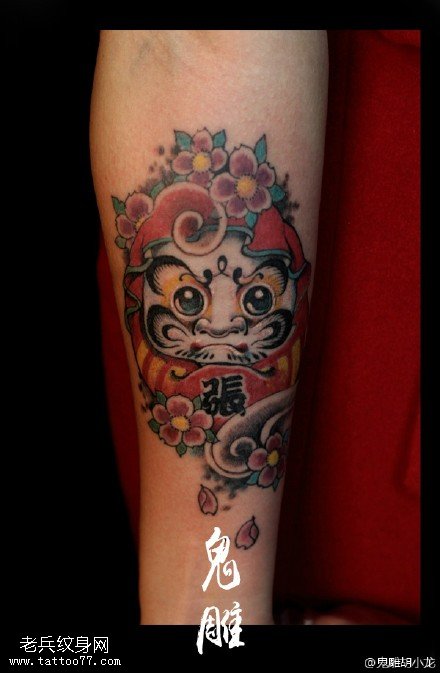 腿部日本和风不倒翁纹身图案