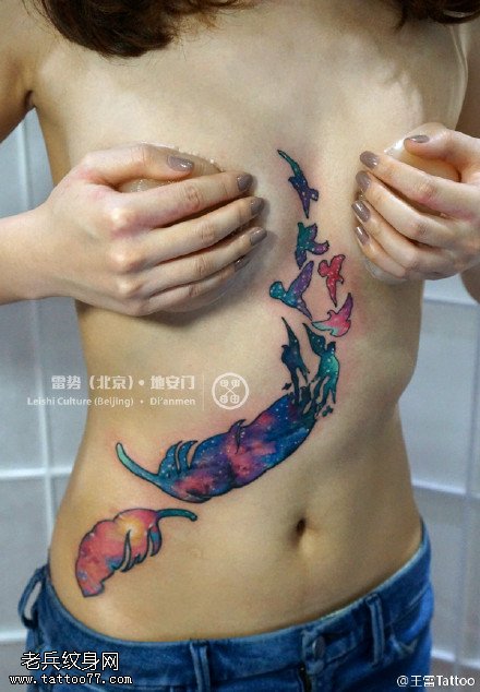 艳丽美妙羽毛纹身图案