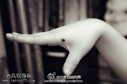 手掌小星星简单纹身图案