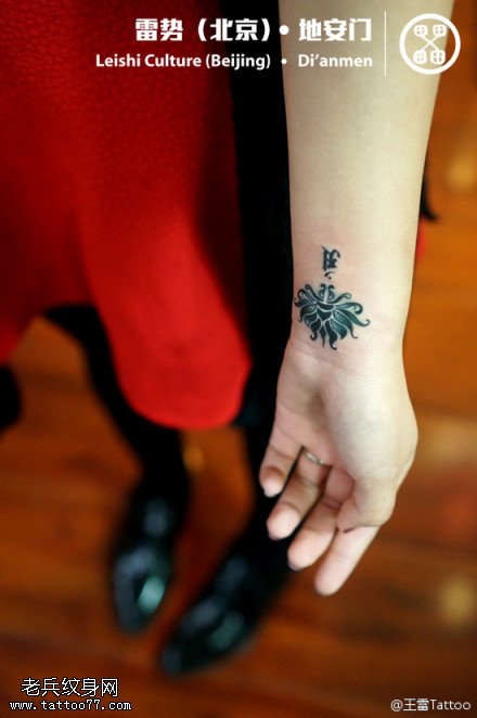 可爱精致小蜜蜂纹身图案