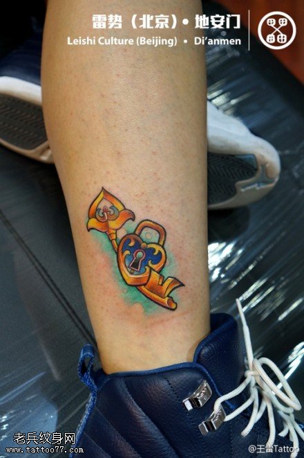 彩色精致钥匙纹身图案