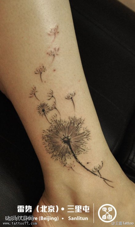 随风飘动蒲公英纹身图案