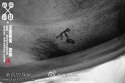 黑色简单小人纹身图案