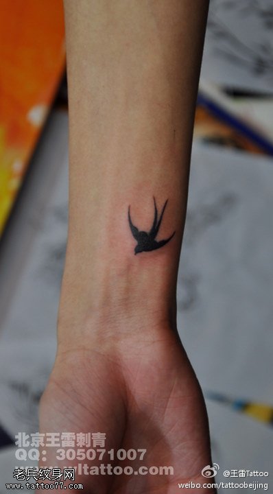 轻盈简洁燕子纹身图案