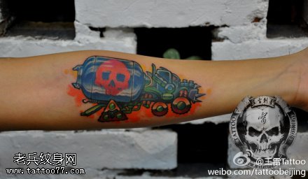 骷髅头彩色车纹身图案