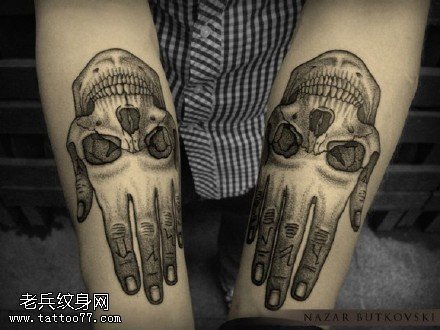 逼真立体的骷髅手纹身图案