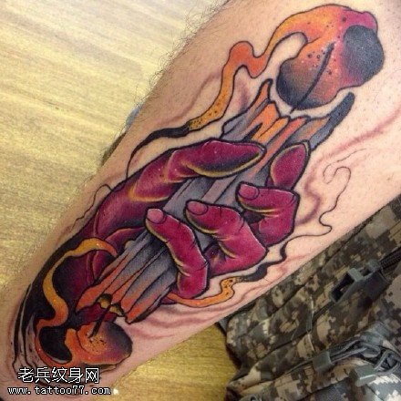 彩绘手持蜡烛纹身图案