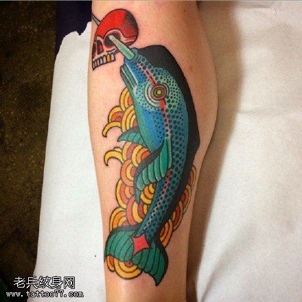 欧美彩绘漂亮的小鲸鱼纹身图案