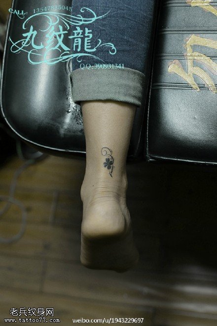 清新简洁小花纹身图案