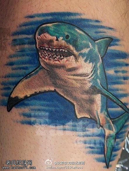 水墨鲨鱼纹身图案