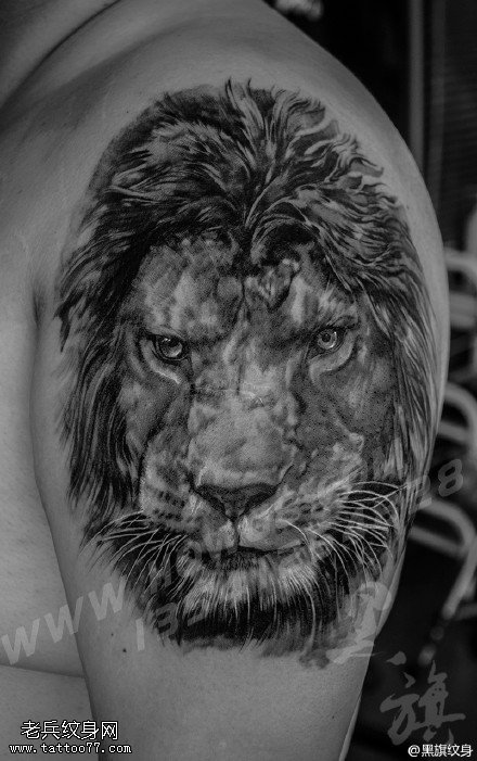 肩膀水墨狮子纹身图案