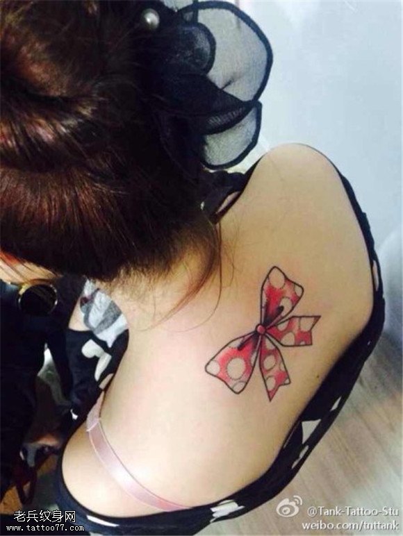 颈部彩色蝴蝶结纹身图片