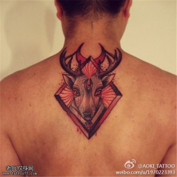 颈部彩色羚羊纹身图案